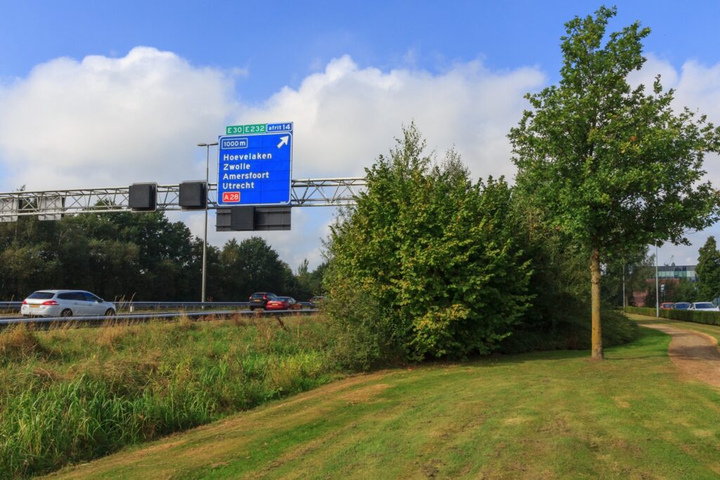 Verkeersbord langs snelweg A28 bij afrit 14 richting Hoevelaken, Zwolle, Amersfoort en Utrecht.